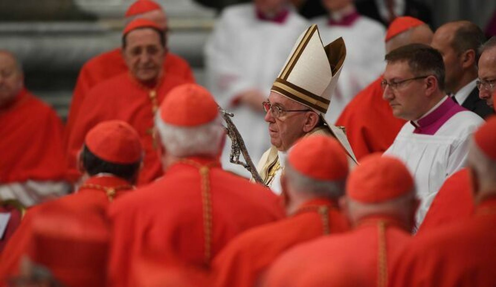Francisco, rodeado de cardenales