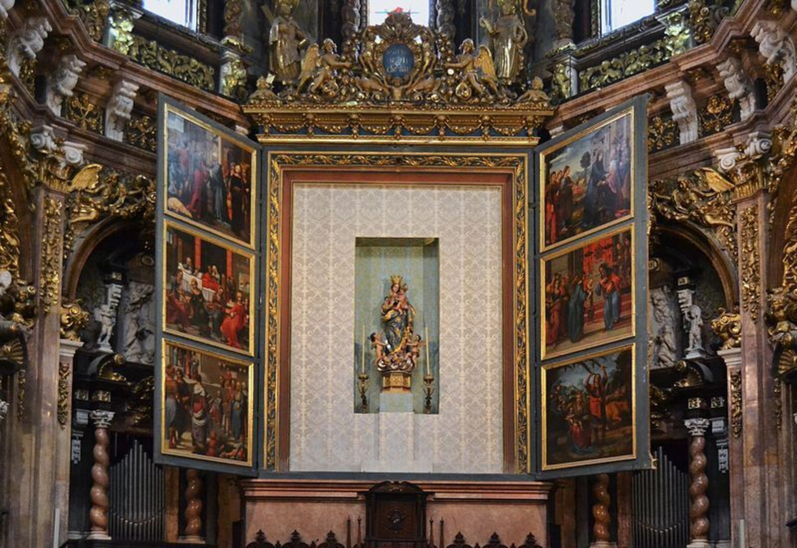 La tela del retablo mayor de la catedral de València después del cambiazo