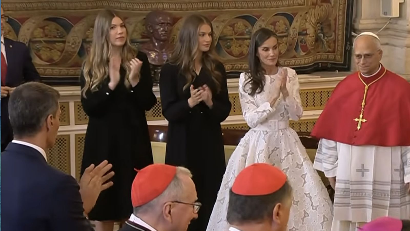 Sánchez aplaude al Papa en el Palacio Real