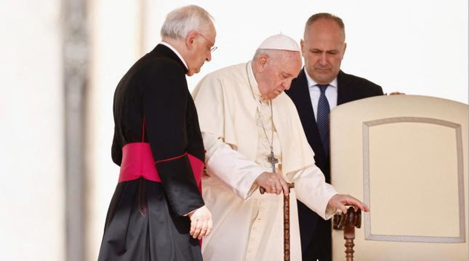El Papa, apoyado en la rodilla par andar