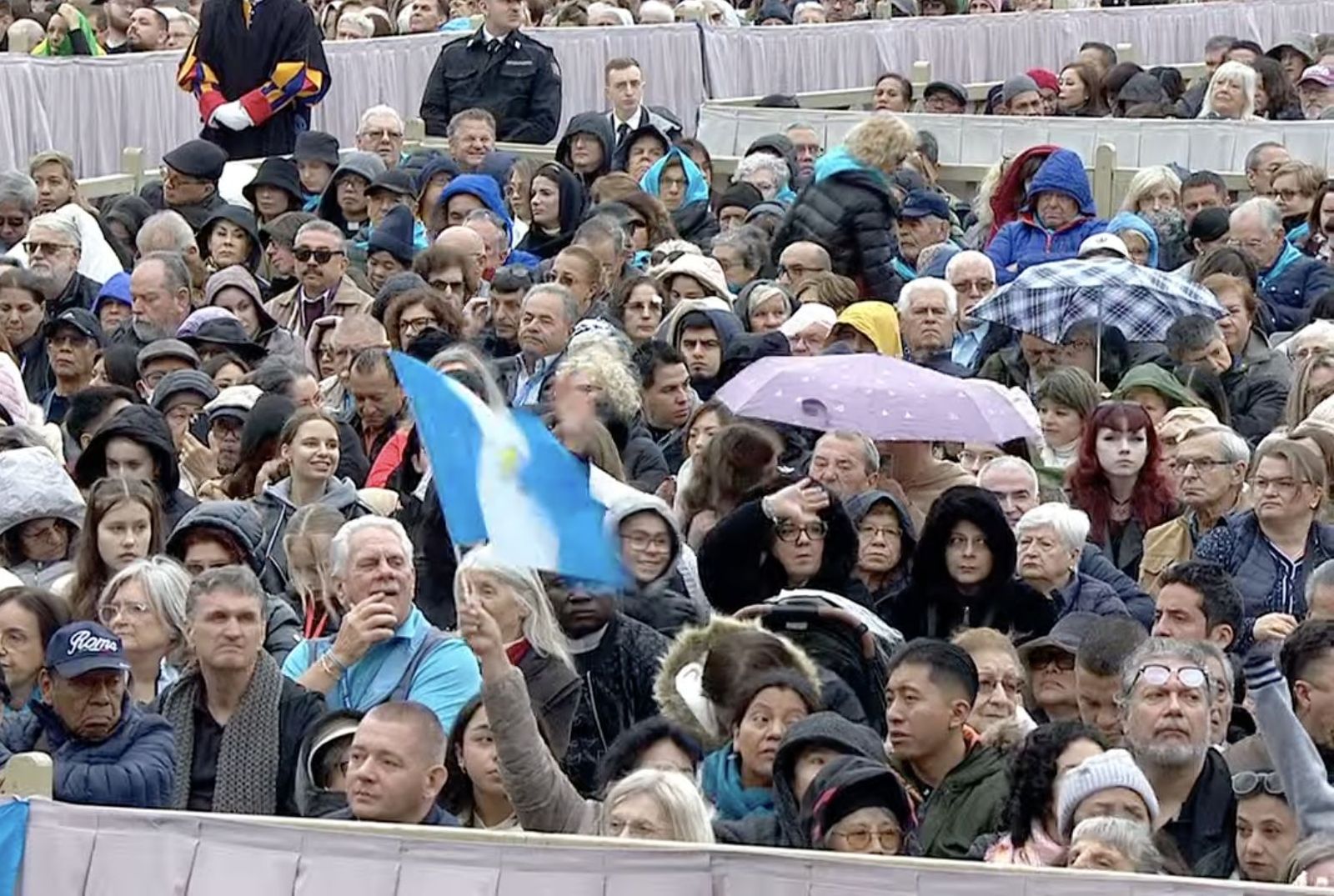 Paraguas entre los fieles durante la audiencia general en la plaza de San Pedro