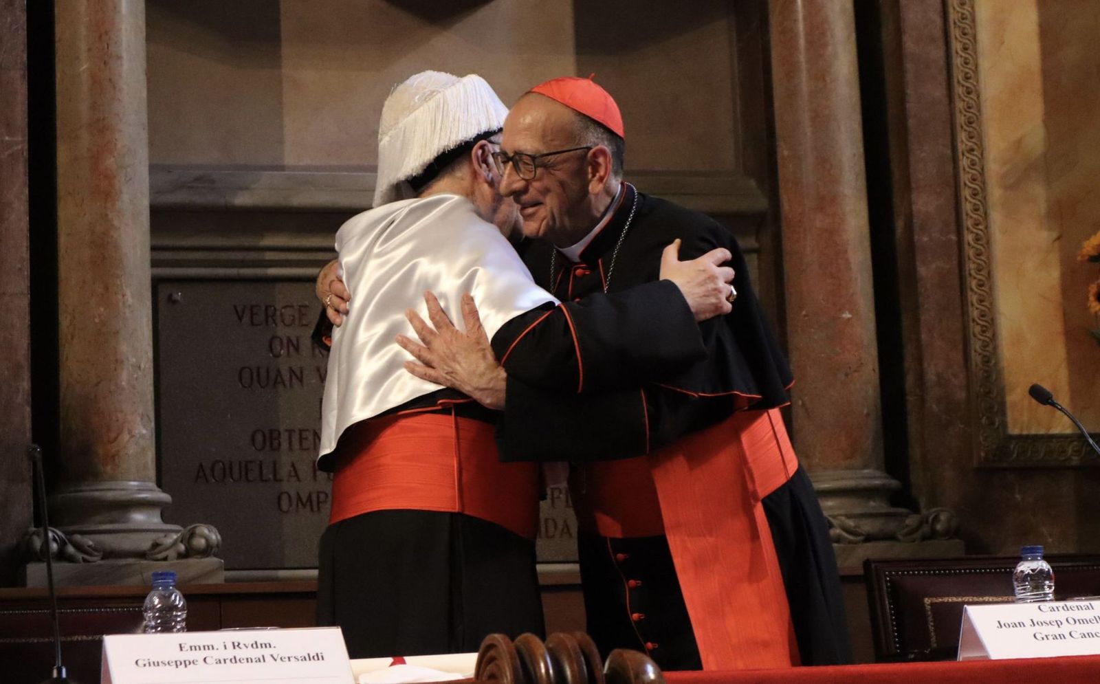 El cardenal Omella abraza al cardenal Versaldi tras su investidura como doctor honoris causa