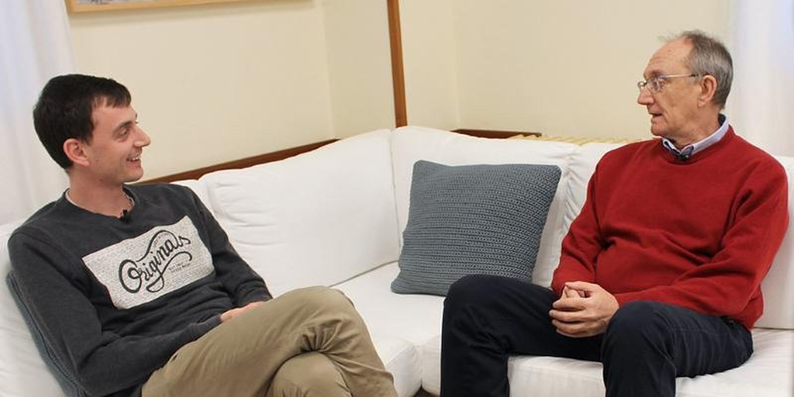 Seminarista dialogando con su padre