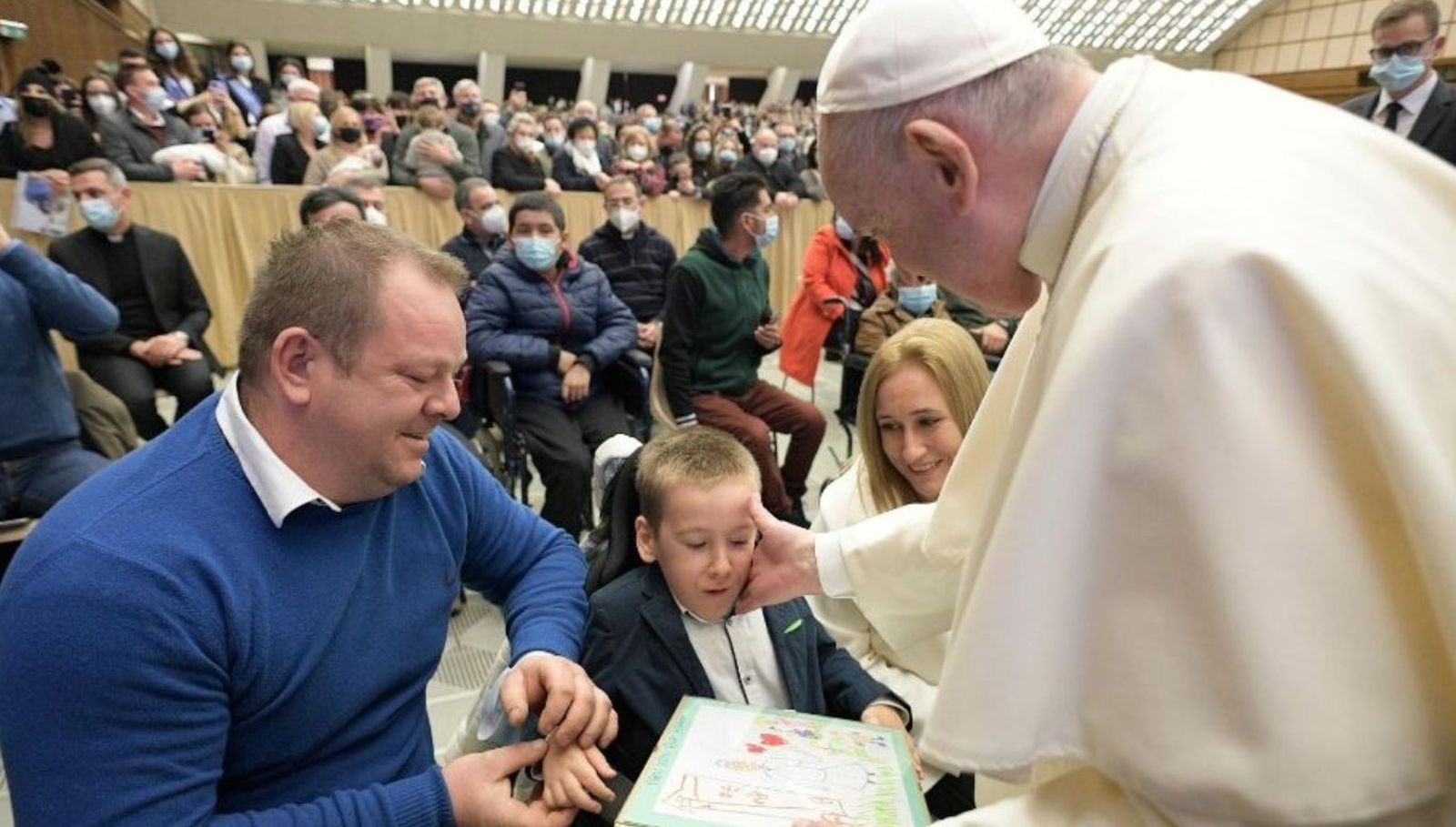 El Papa saluda a un niño enfermo