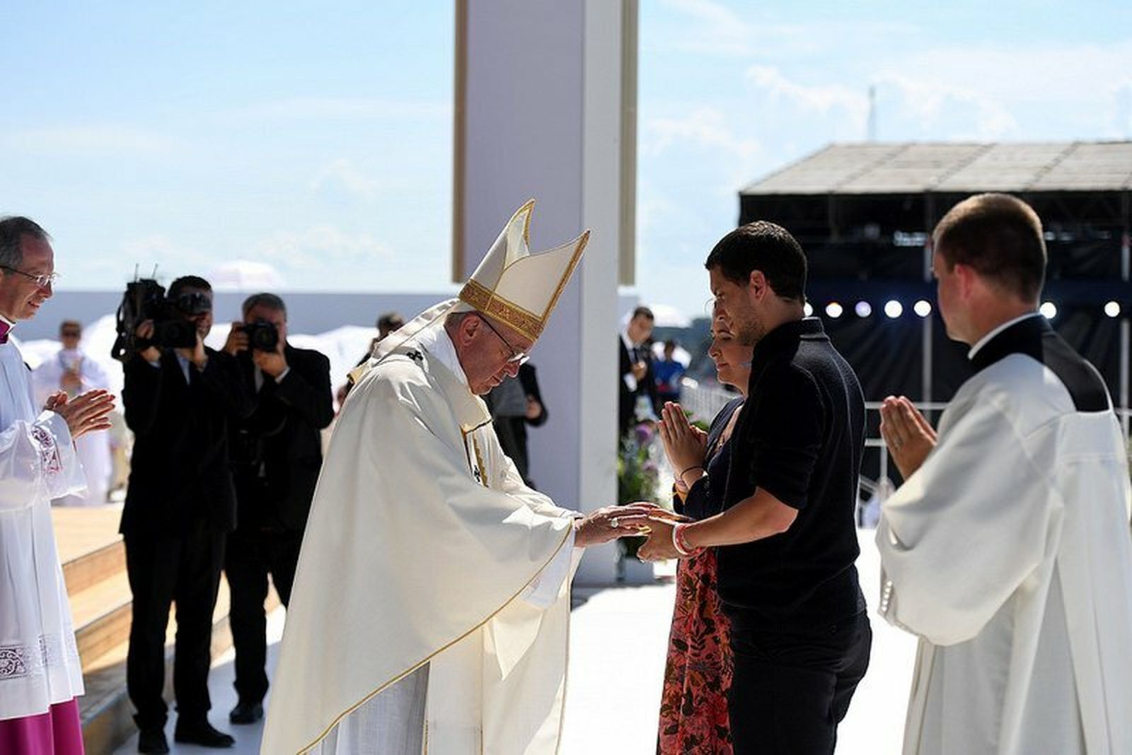 El Papa bendice a algunos jóvenes
