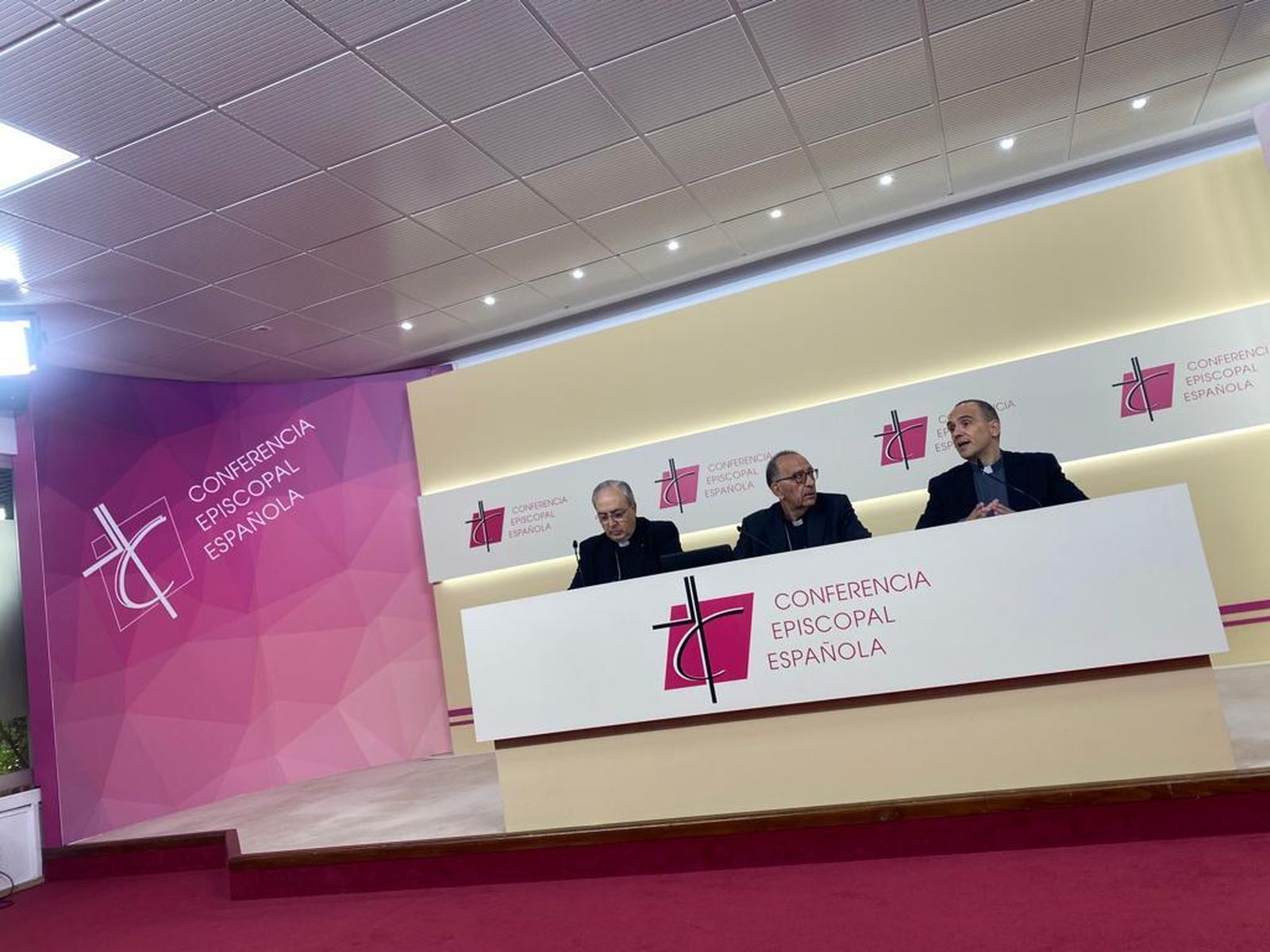 Omella y Magán, en rueda de prensa