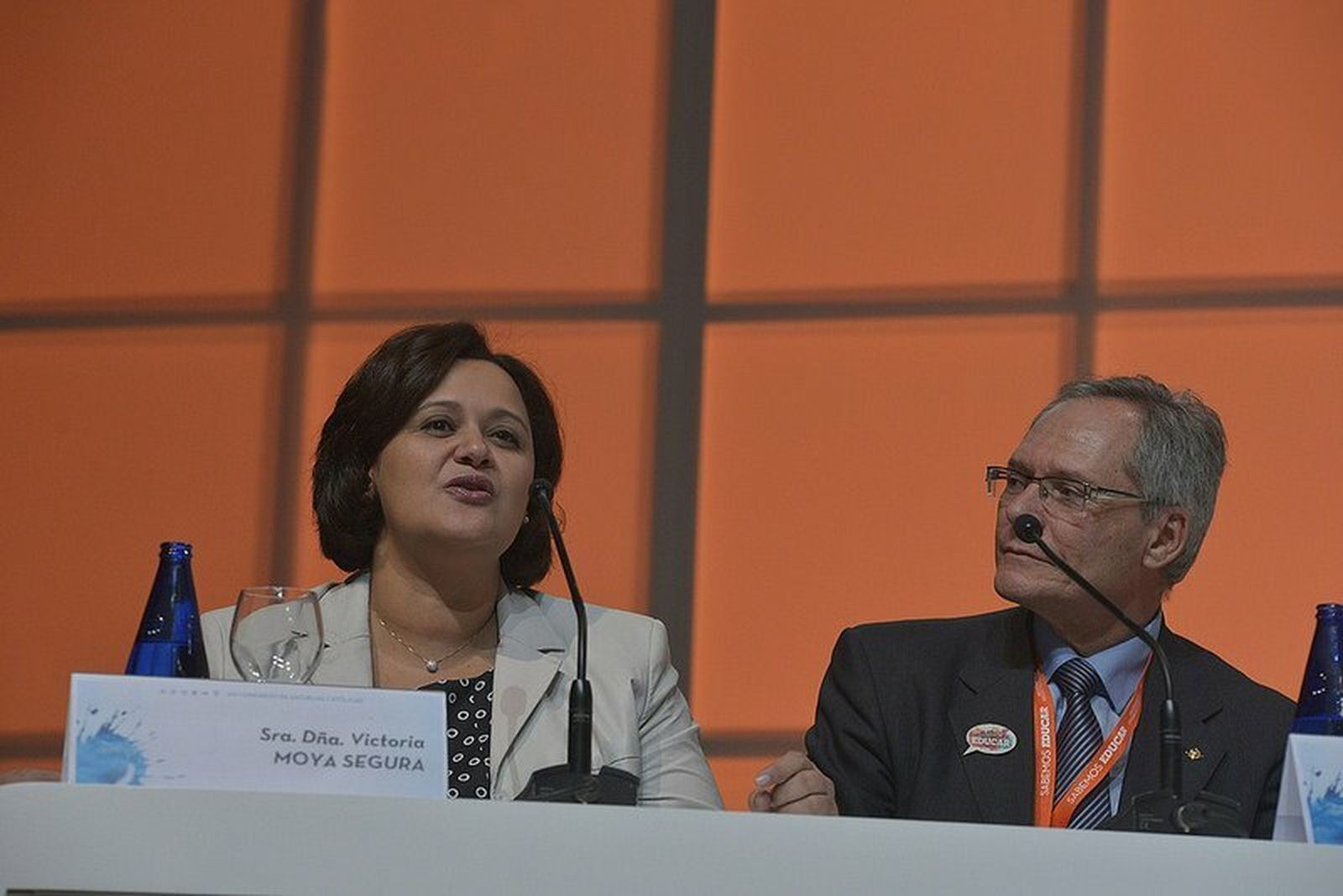 Vicky Moya y el presidente de Escuelas