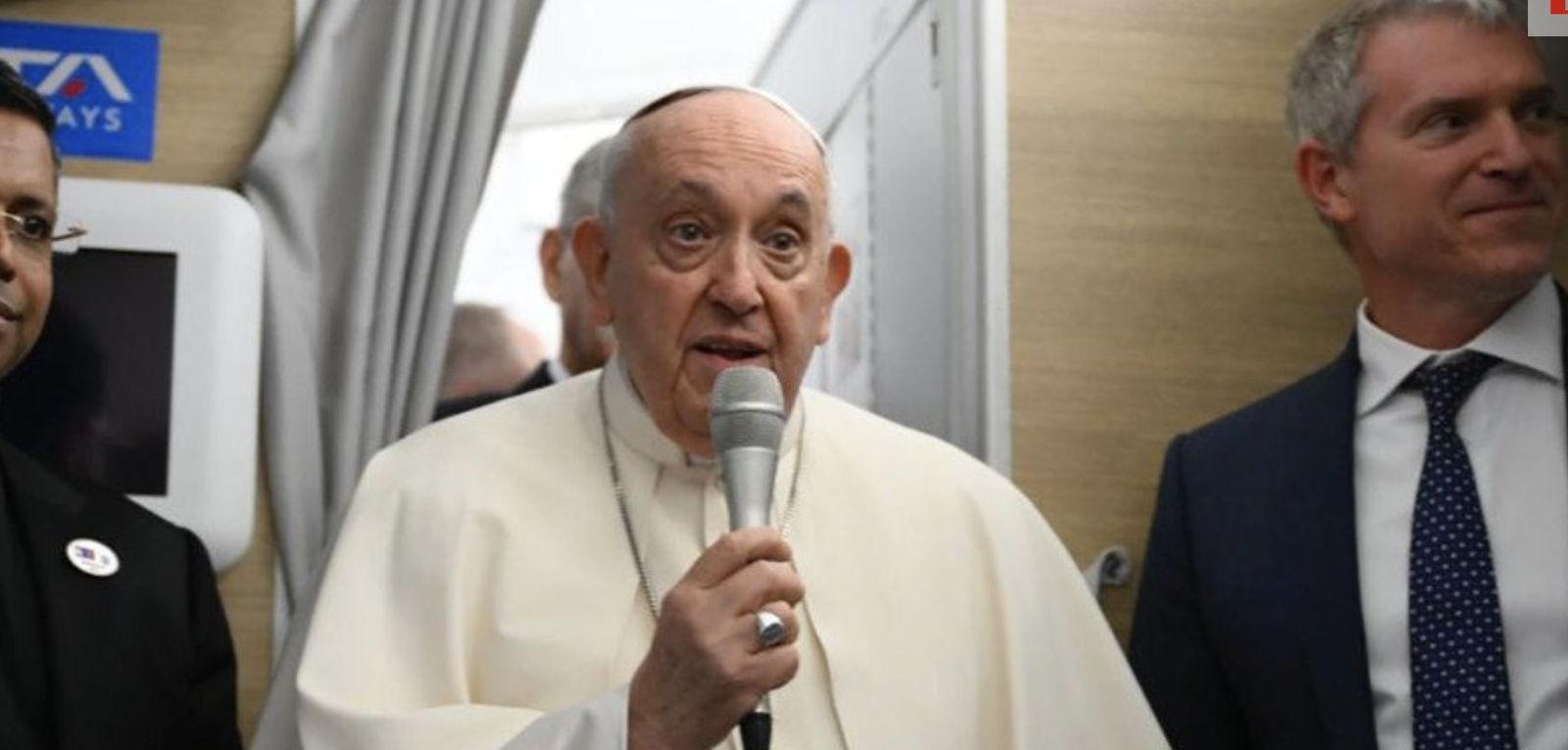 El papa, en el avión rumbo a Mongolia