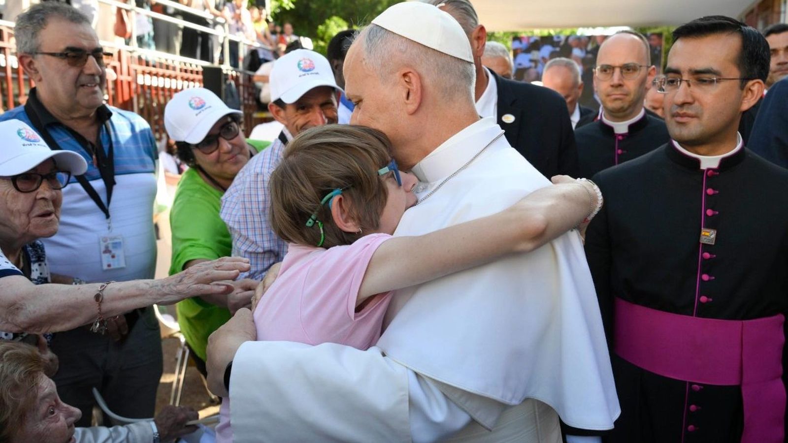 Olga abraza al Papa