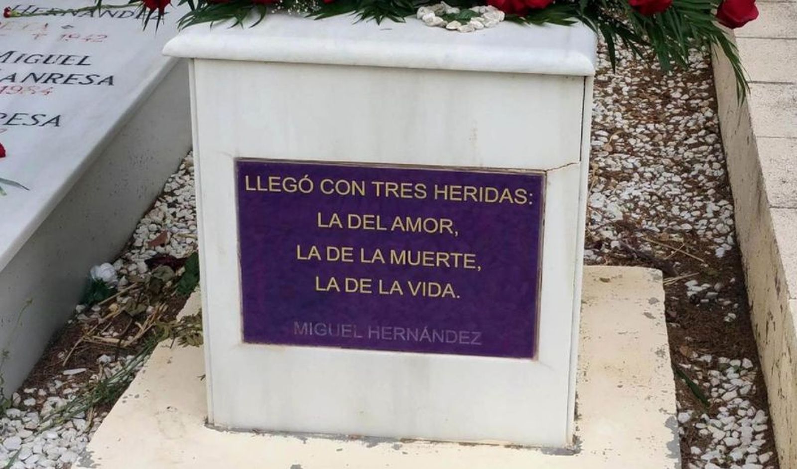 Junto a la tumba del poeta M. Hernández en el cementerio de Alicante