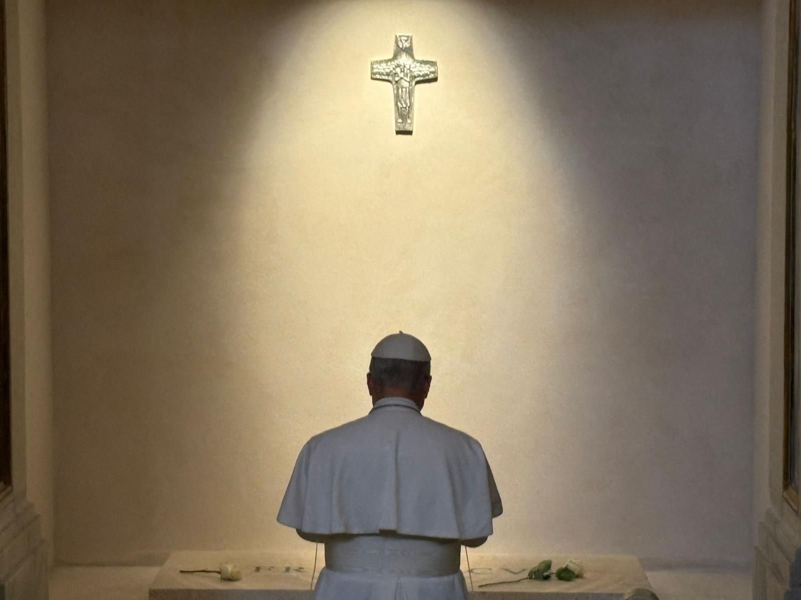 León XIV reza ante la tumba de Francisco