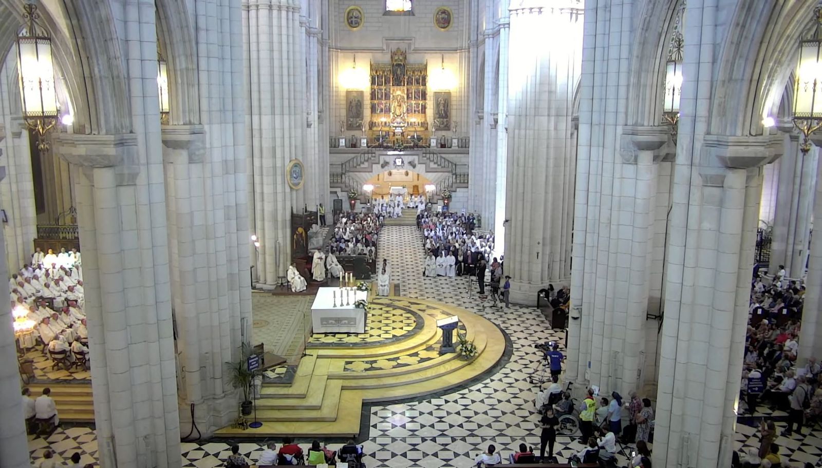 Vista del interior de la catedral de la Almudena