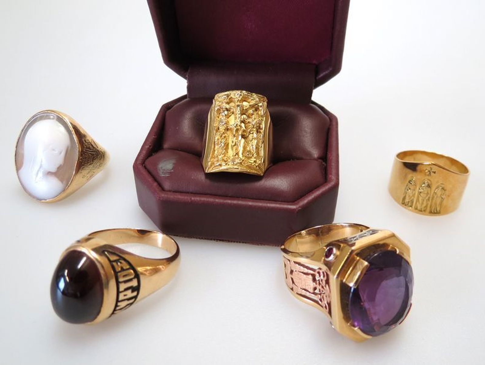 Los obispos se casan ('En' 'por' y 'con' la Iglesia)