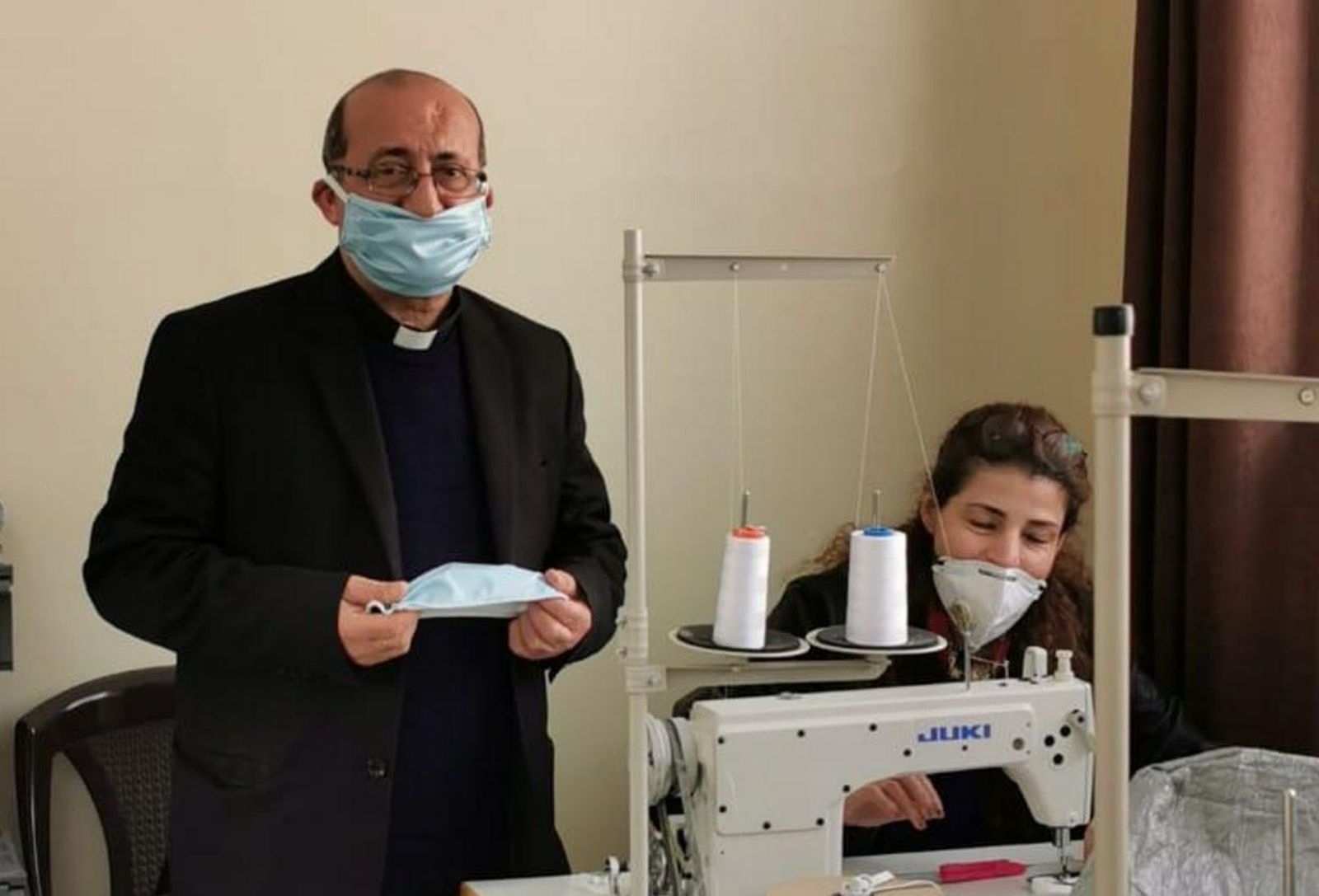 Antes dedicadas a coser los uniformes de la escuela, las mujeres refugiadas en Amman hoy hacen mascarillas