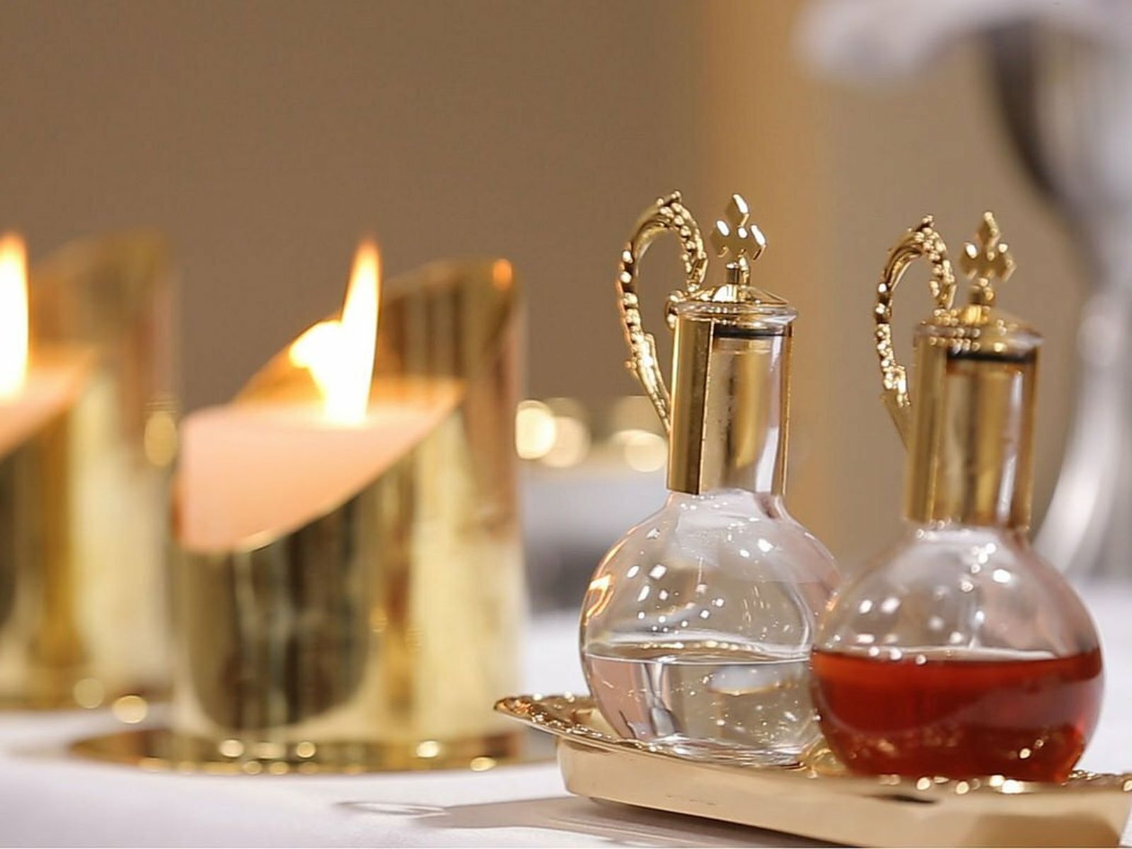 Vino y agua preparados para una misa