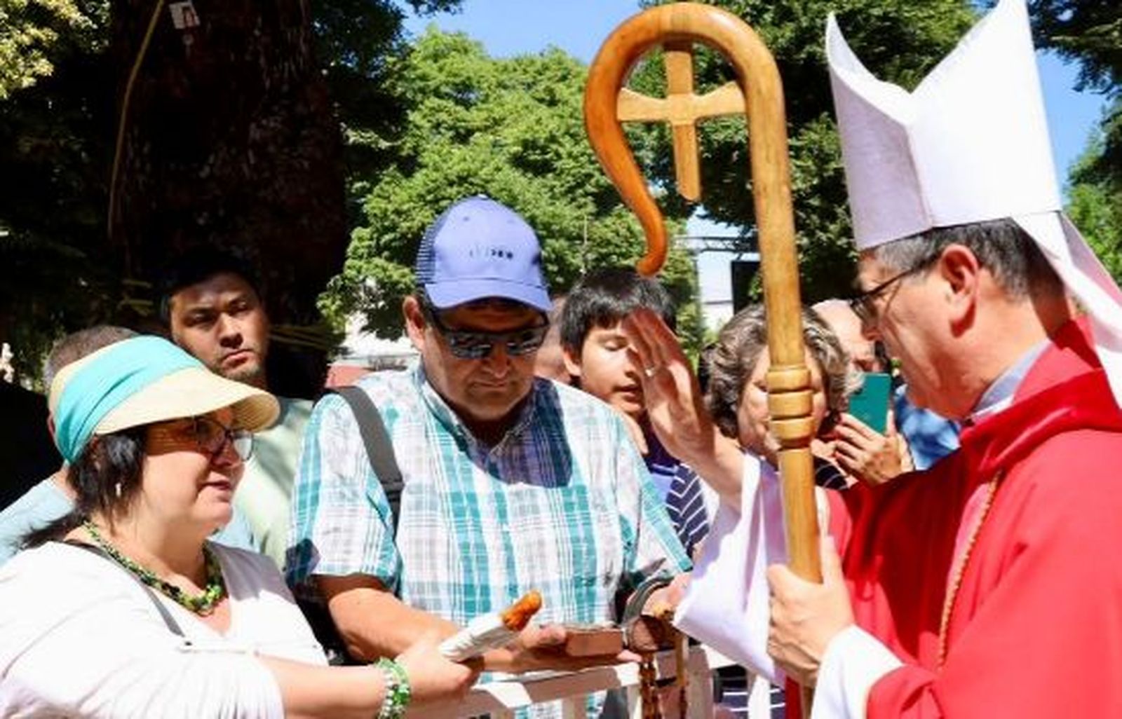 Fieles con imágenes de San Sebastián