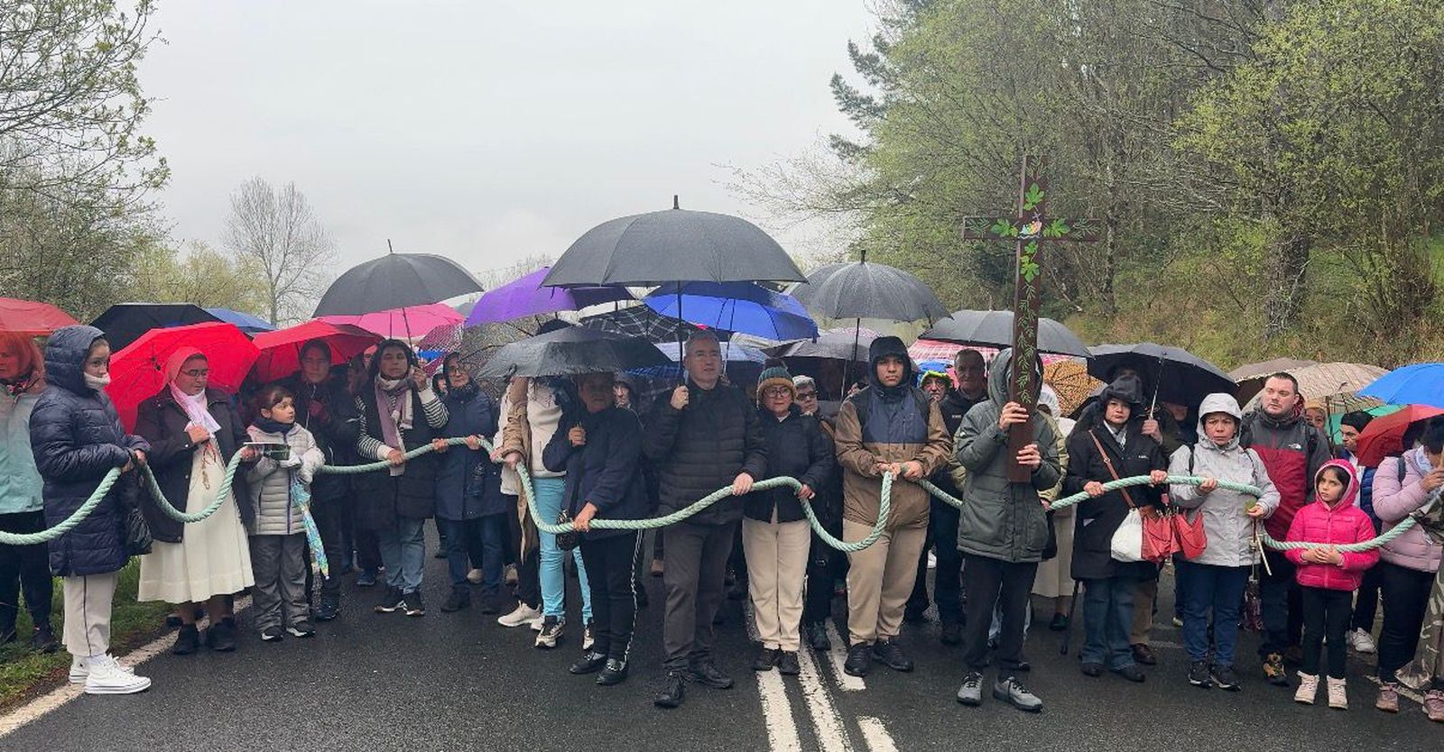Fieles de la diócesis de San Sebastián con el obispo en el viacrucis de Aranzazu
