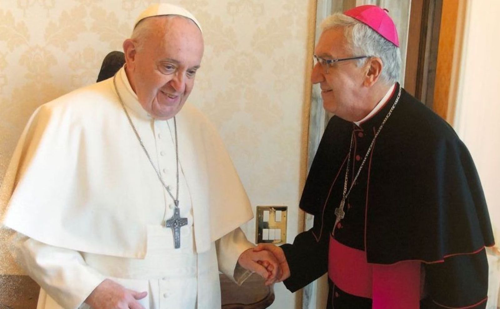 Francisco recibe a Monseñor Carlos Castillo