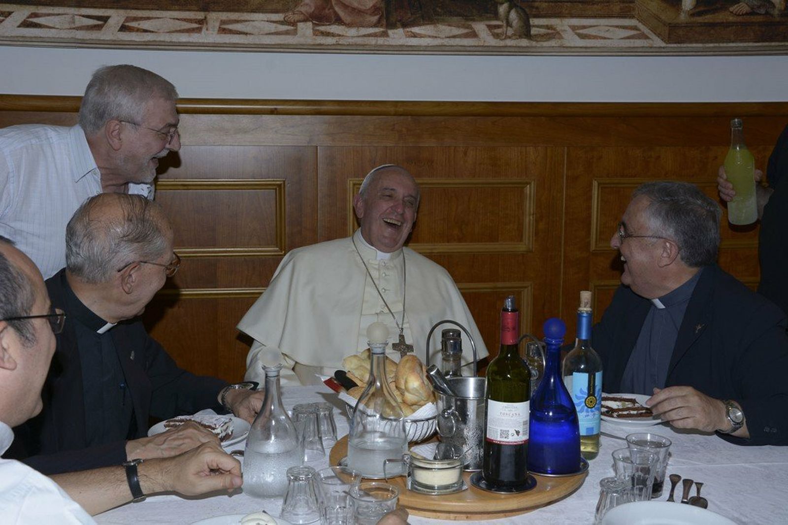 Francisco, comiendo con jesuitas