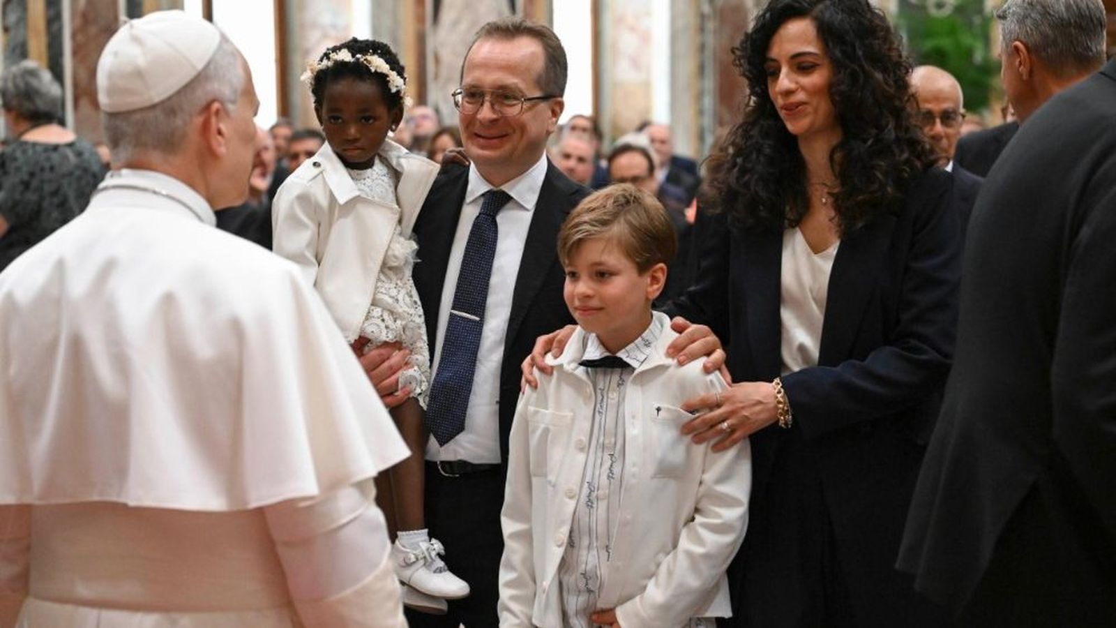 El Papa saluda a una familia durante la audiencia a la ROACO