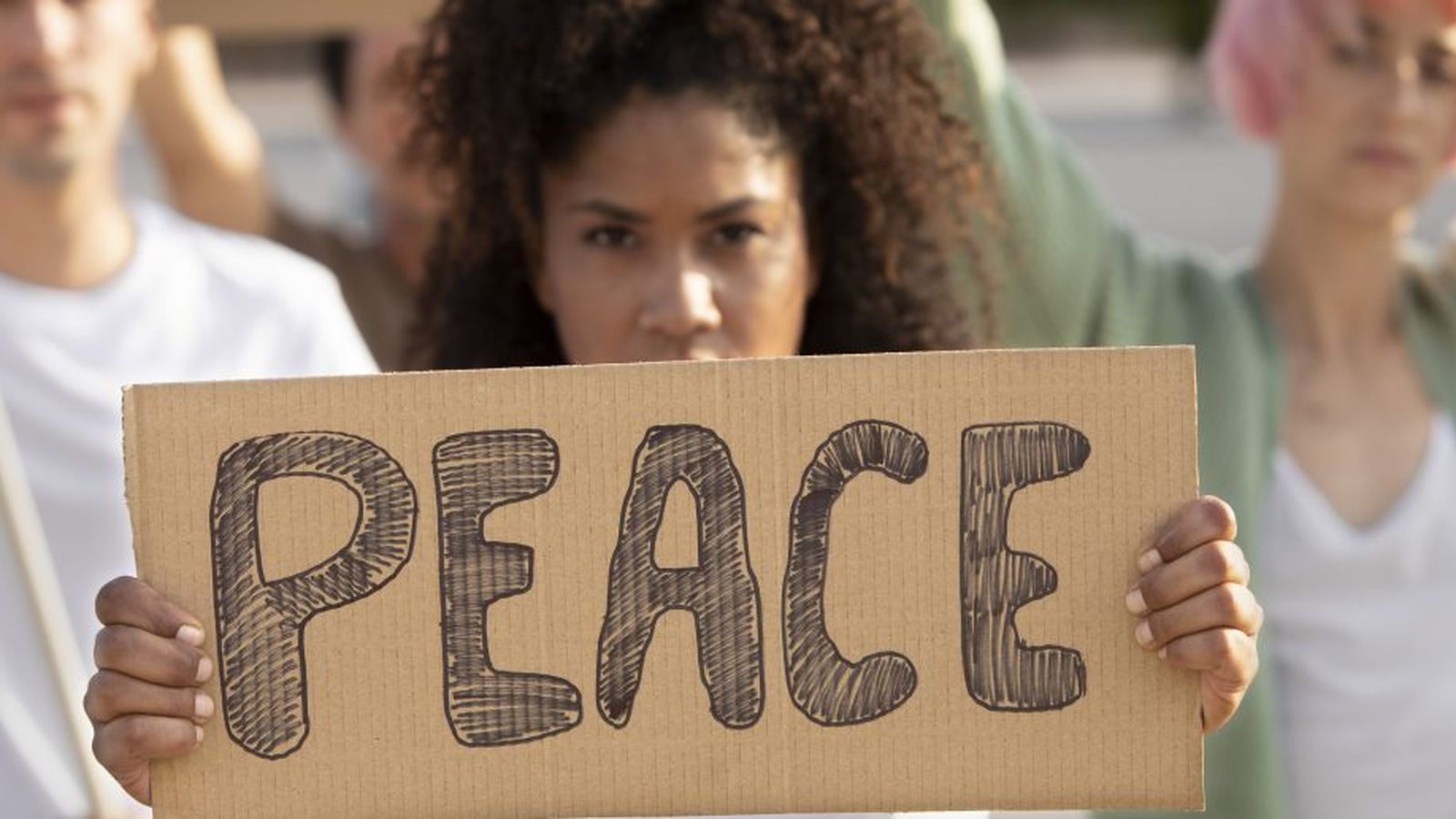 Una mujer pide Paz en una protesta
