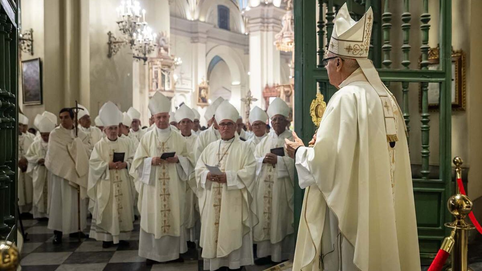 Obispos reunidos en la catedral de Lima