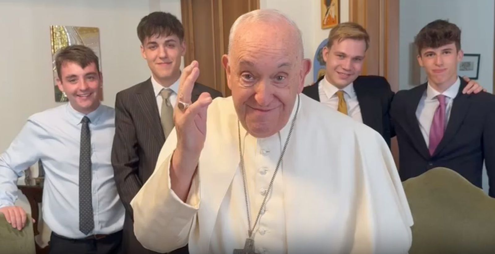 Papa Francisco con los cuatro jóvenes de Tortosa