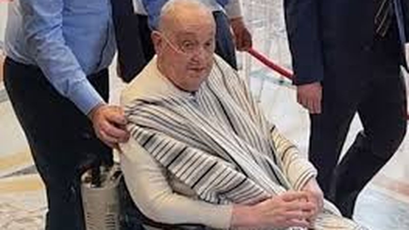 Papa Francisco envuelto en una manta