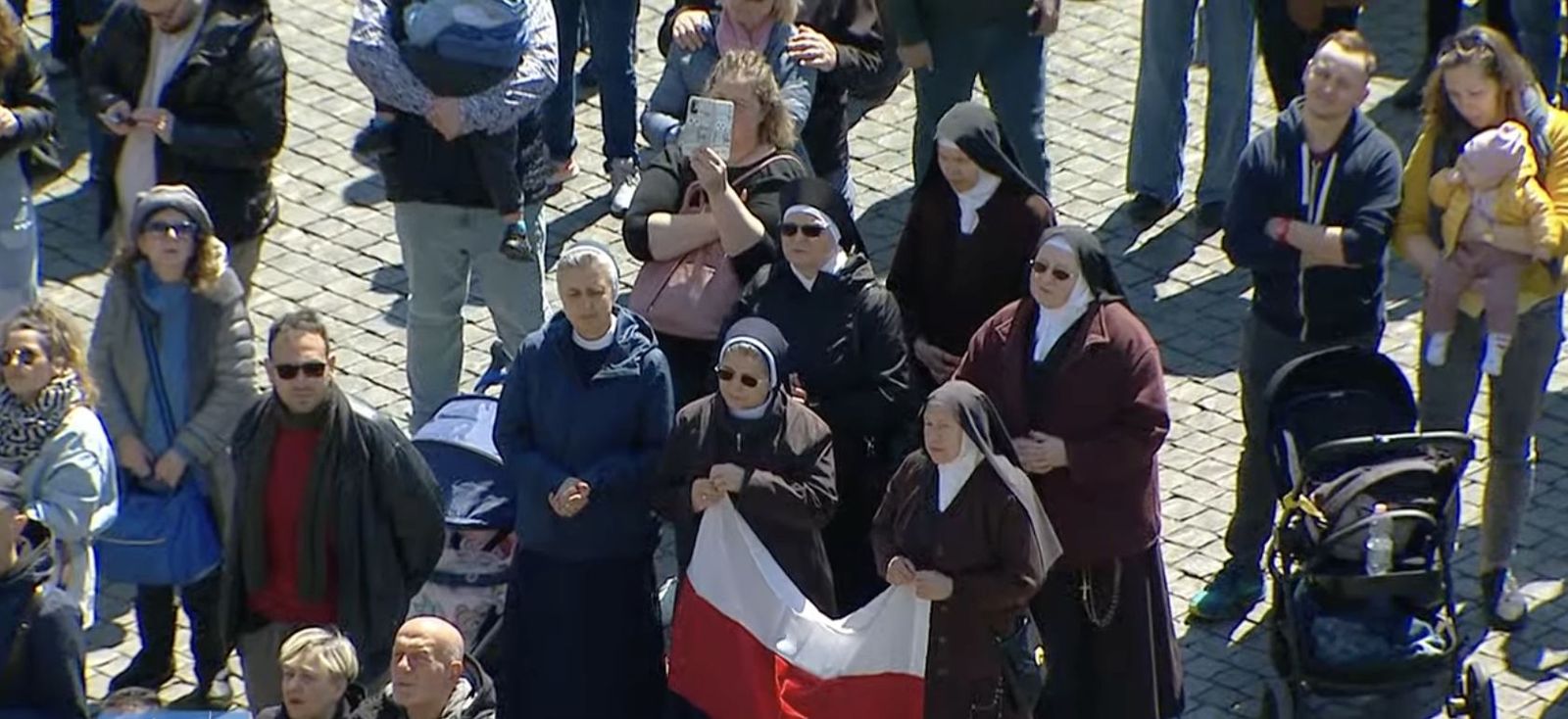 Fieles en el Regina Coeli