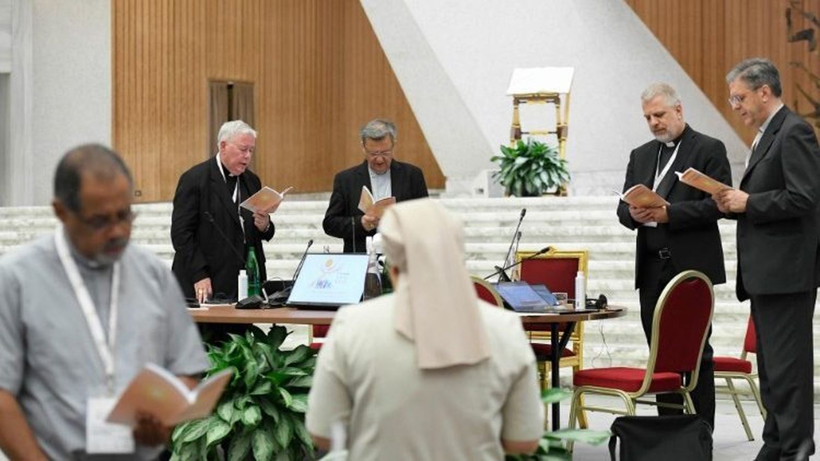 Momento de oración en el Sínodo de la sinodalidad