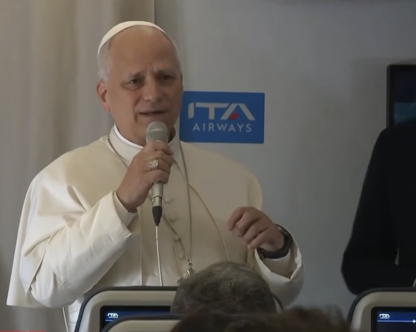 León XIV habla con los periodistas