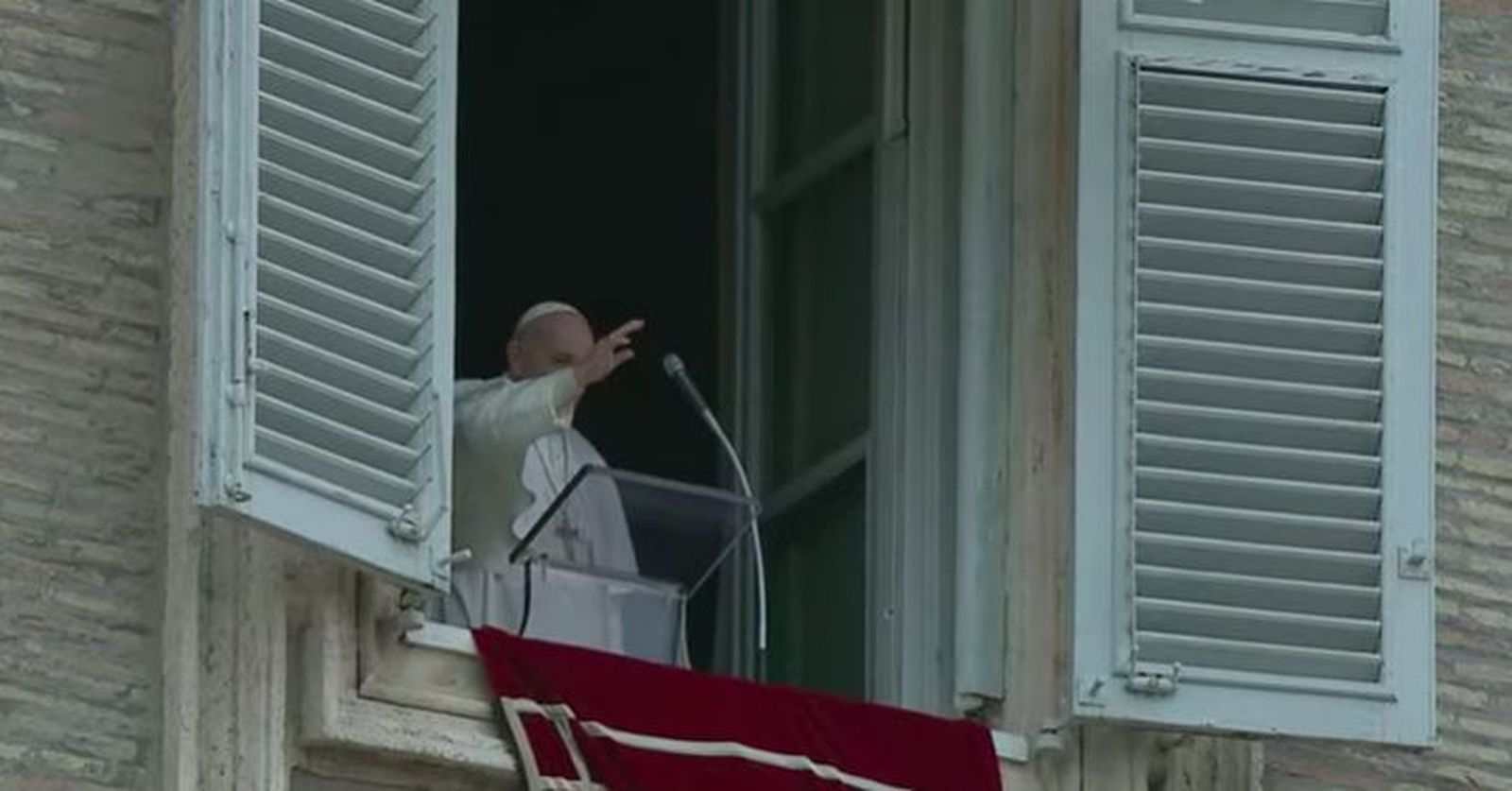 El Papa volvió a saludar desde el balcón de San Pedro
