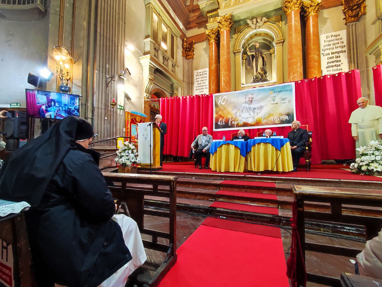 El P. Ángel, y sor Lucía, durante la inauguración de la Semana de Francisco