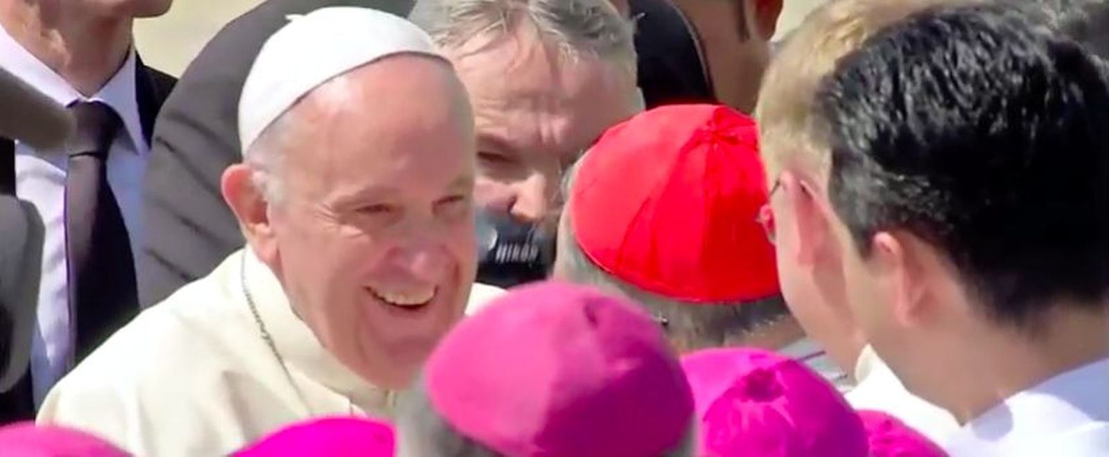 Francisco sonríe a su llegada a Bangkok