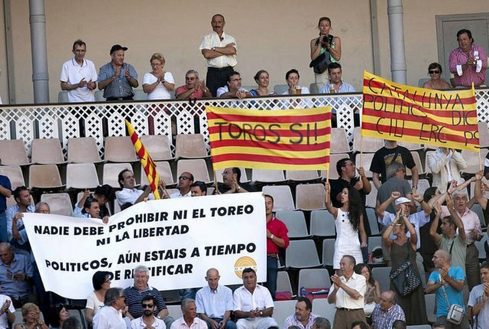 Protestas de protaurinos en la plaza de toros de Barcelona