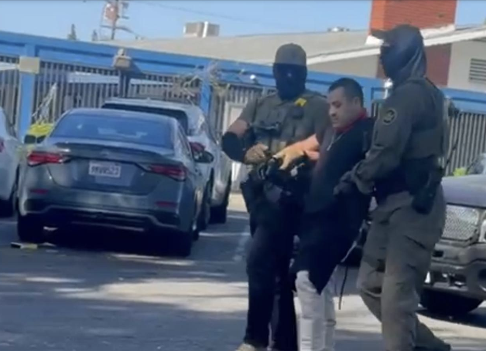 Los agentes se llevan al detenido en el recinto parroquial