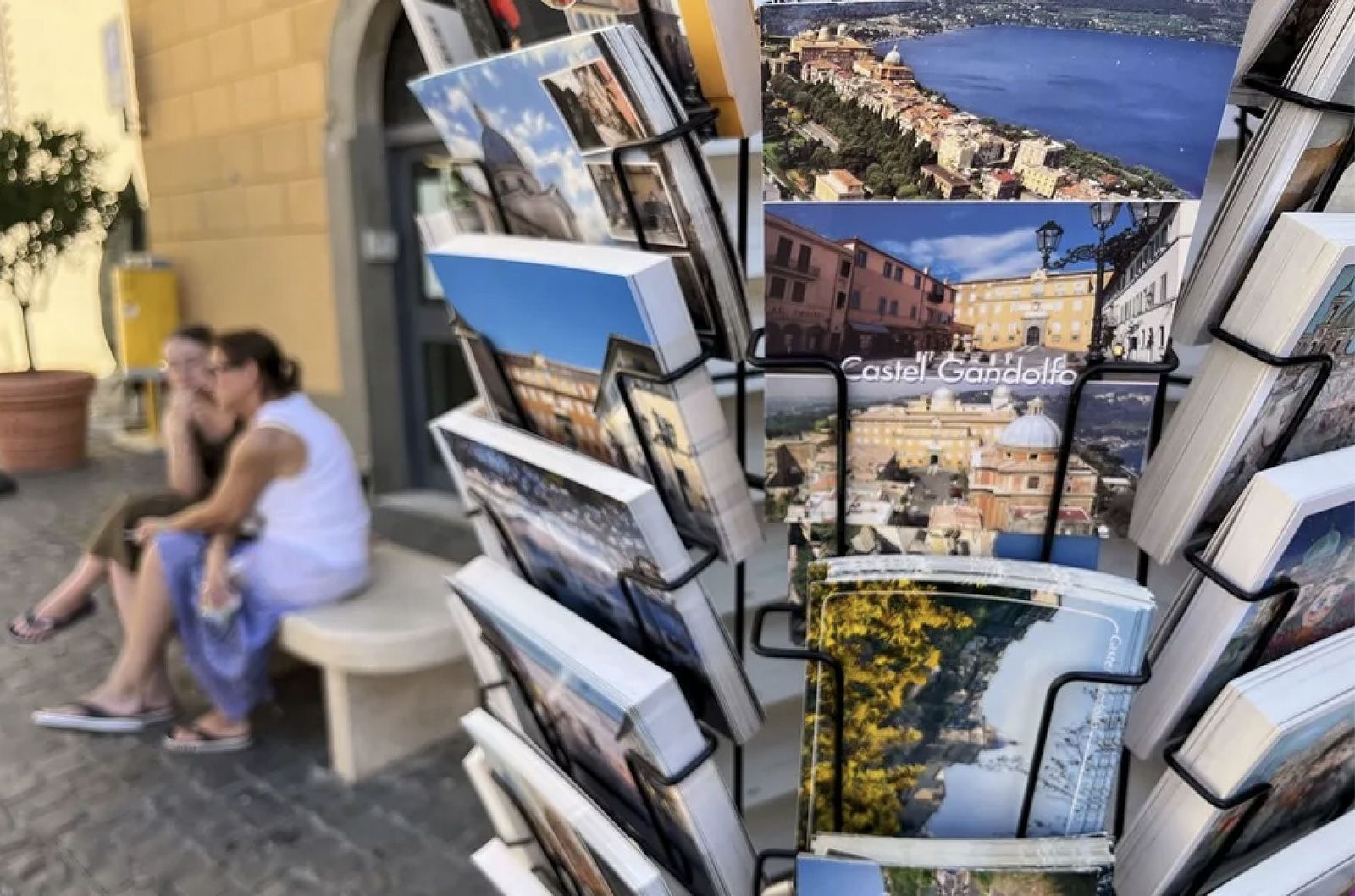 Guías y postales en Castel Gandolfo ante la reactivación turística