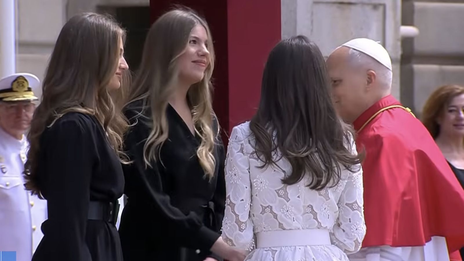 El Papa saluda a las princesas