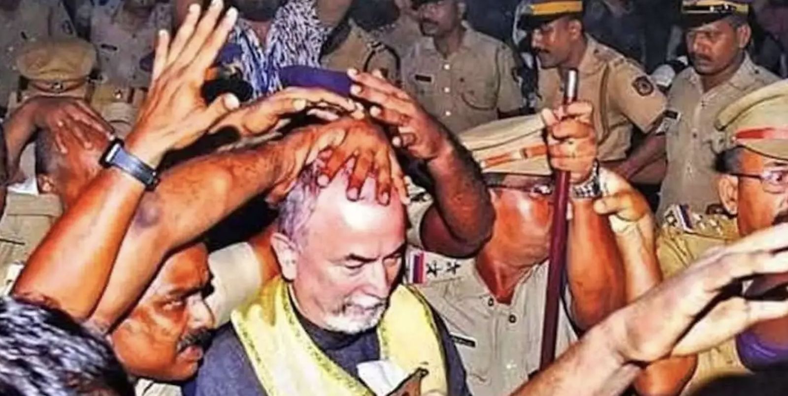 El delegado papal tuvo que ser protegido por la Policía