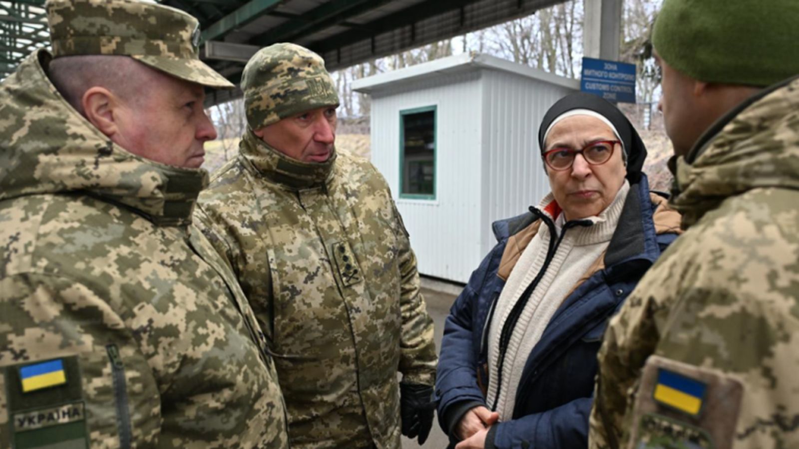 Caram, conversando con soldados ucranianos.