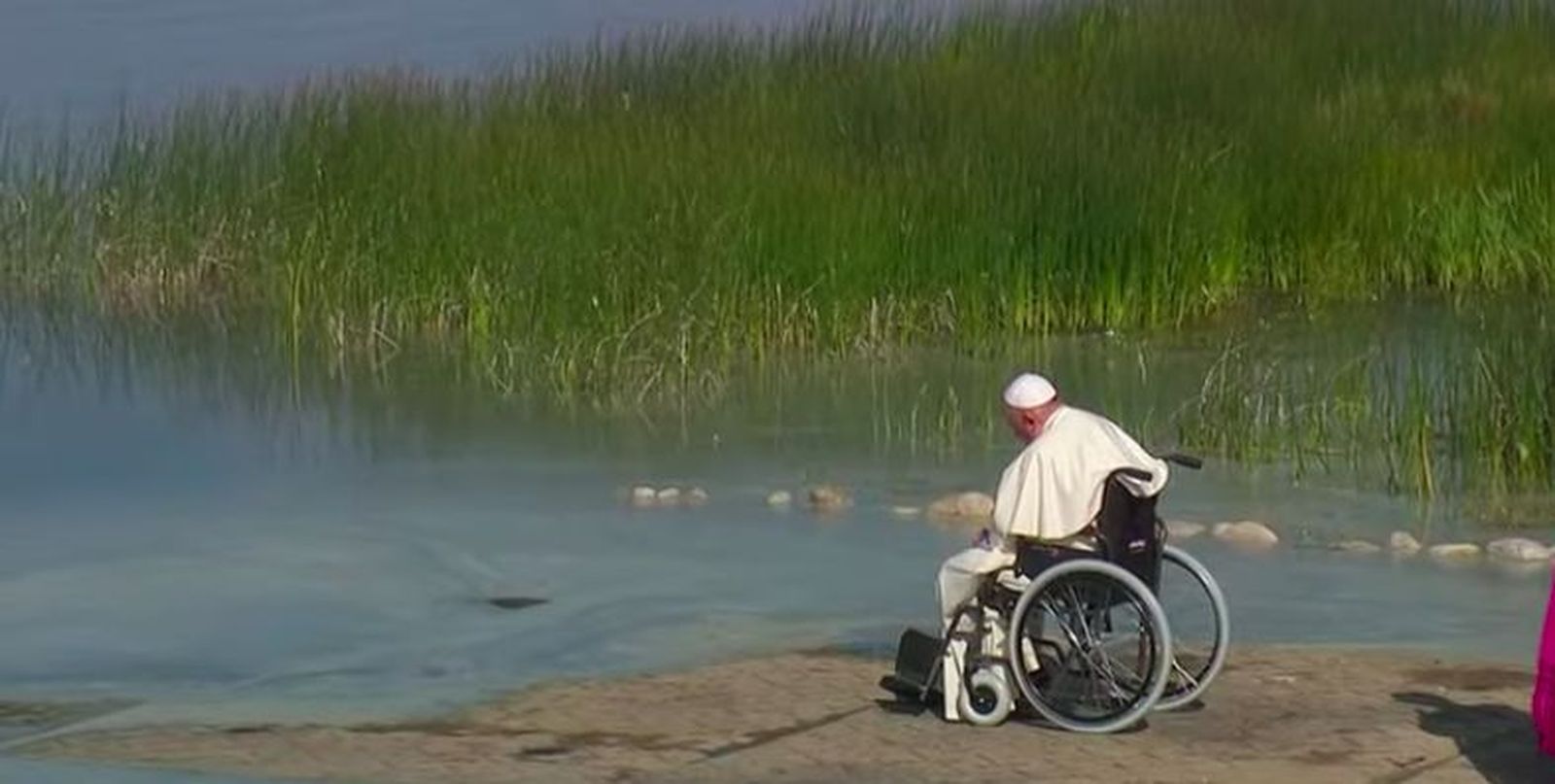 Francisco, solo, reza junto al lago
