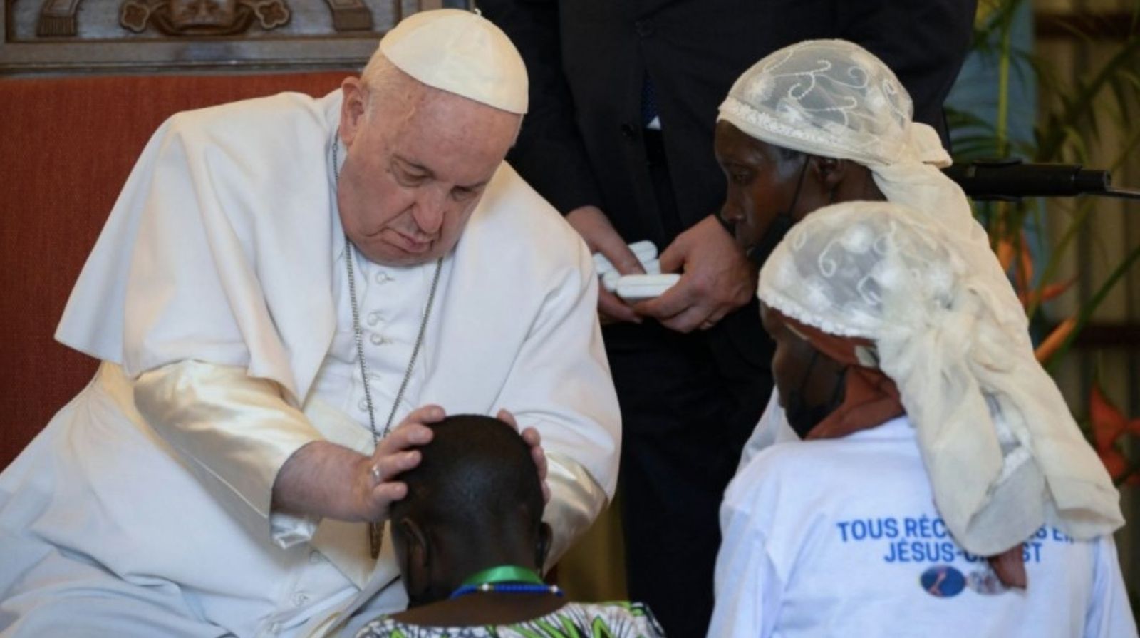 El Papa bendice a algunas de las víctimas