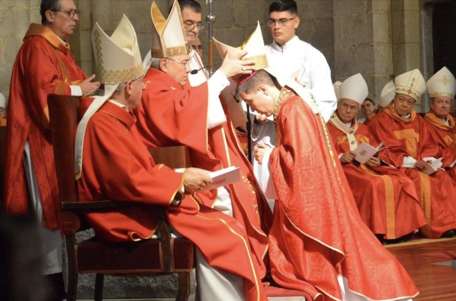 Un momento de la ordenación episcopal de Serrano