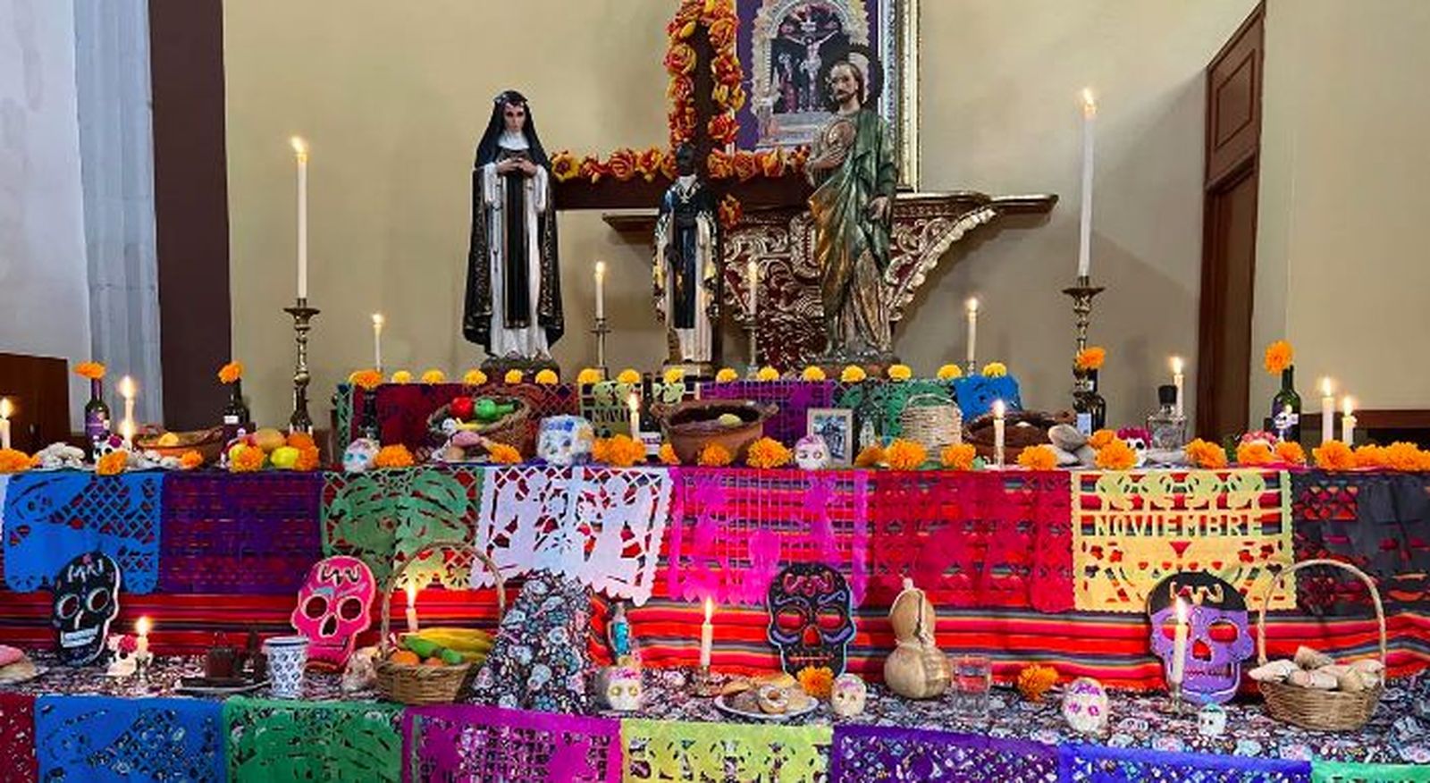 La catedral de México abre sus puertas por el 'Día de Muertos'