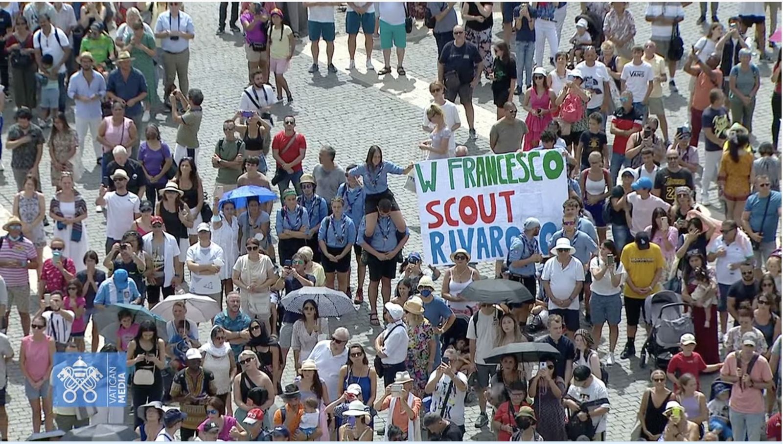 Fieles durante el ángelus saludan al Papa con pancartas