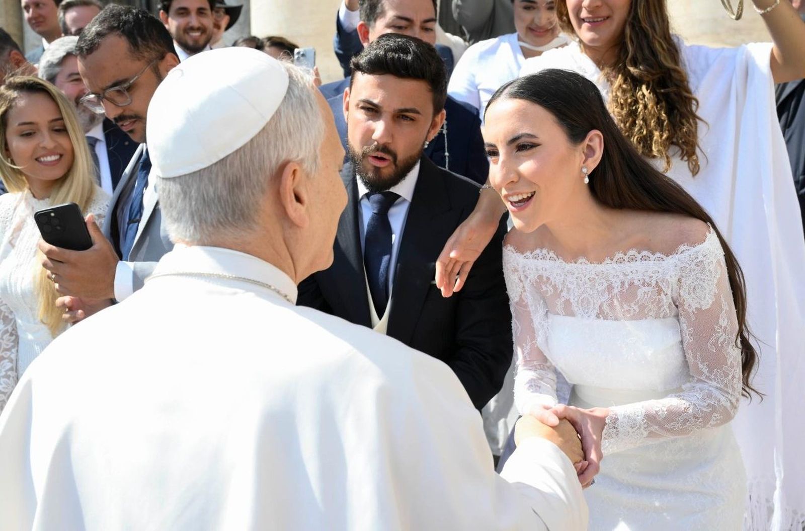 El Papa saluda a una pareja de recién casados