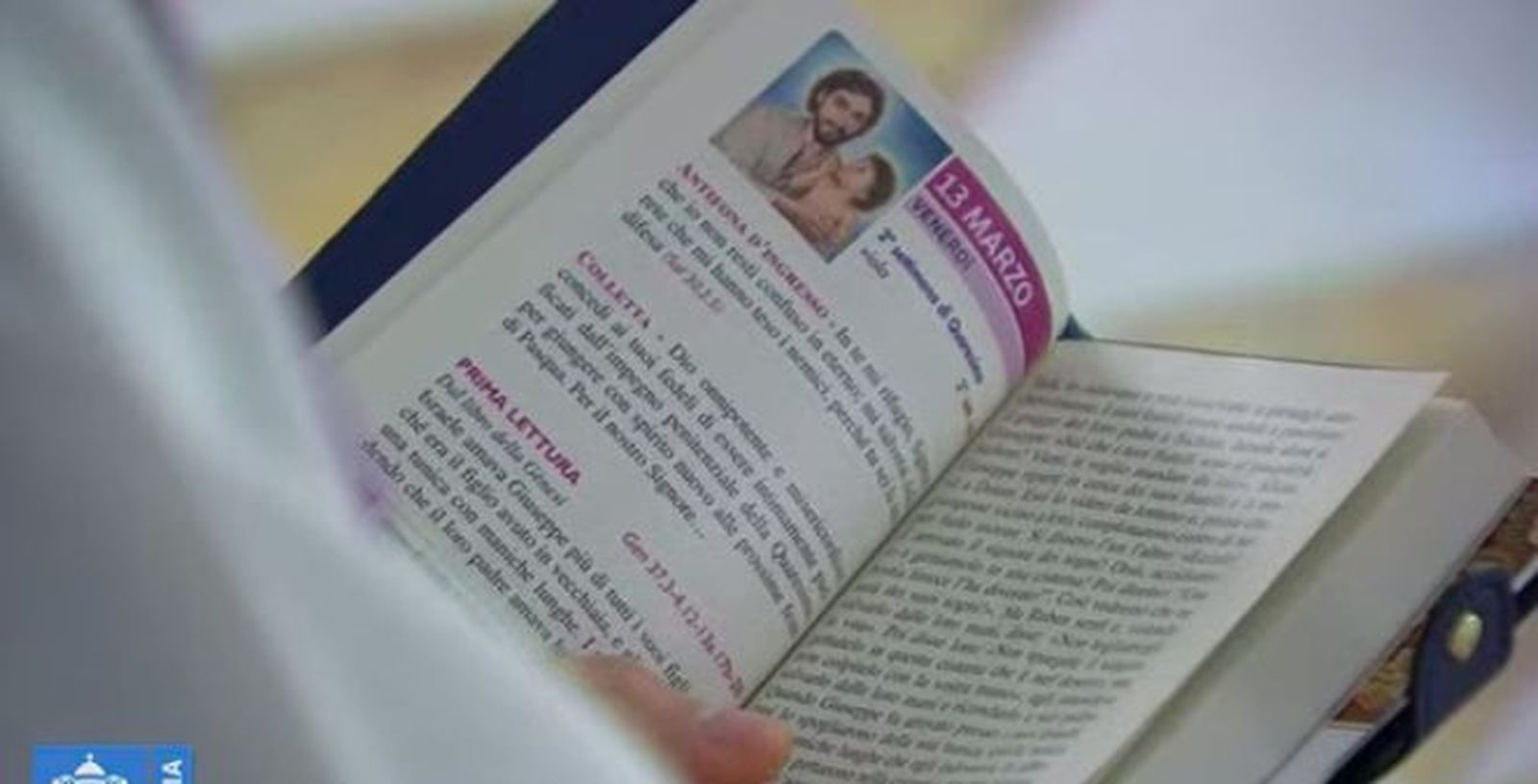 Uno de los sacerdotes lee el Evangelio del día