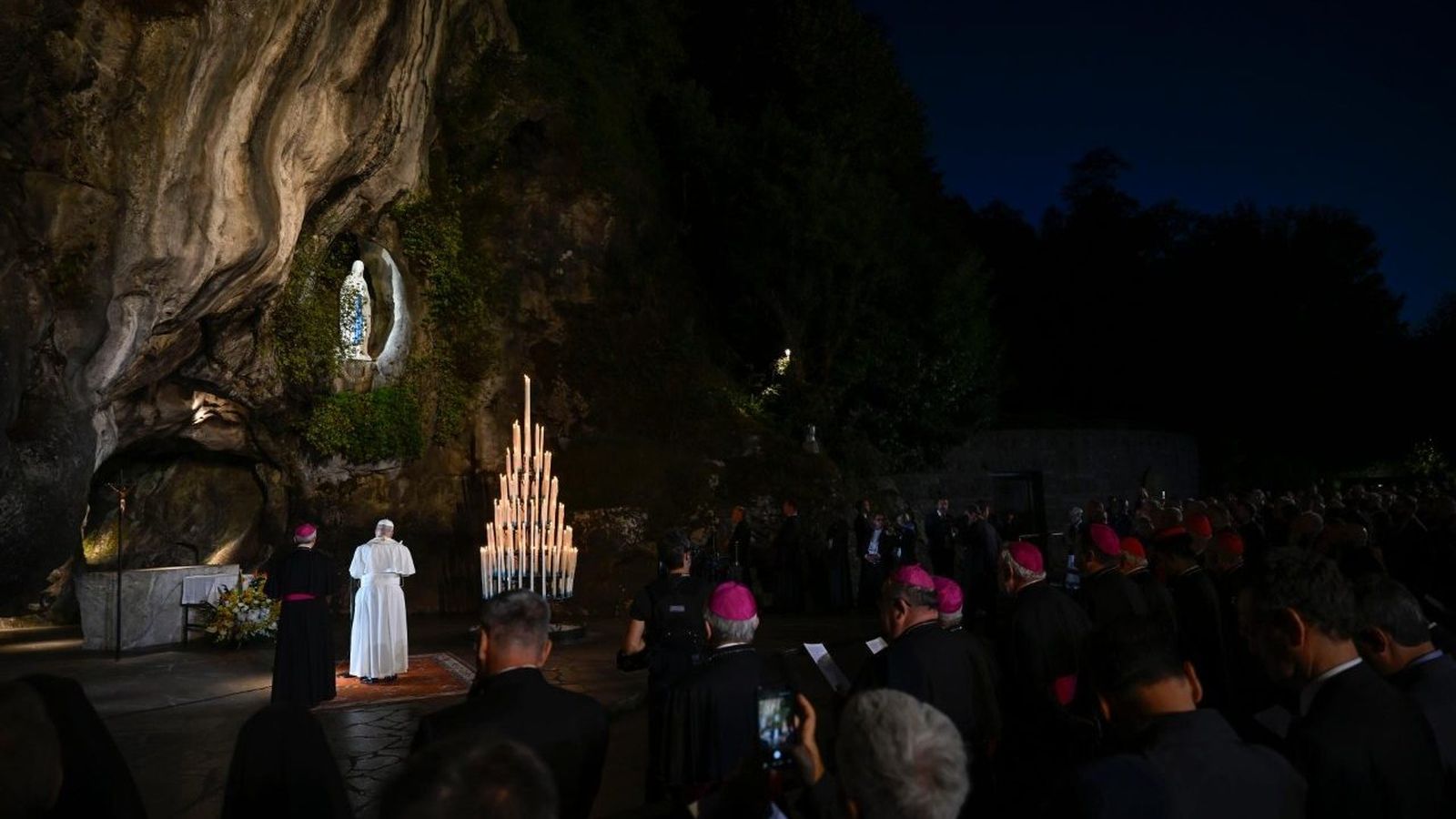El papa León XIV reza en silencio ante la imagen de la Virgen de Lourdes en la gruta de Massabielle.