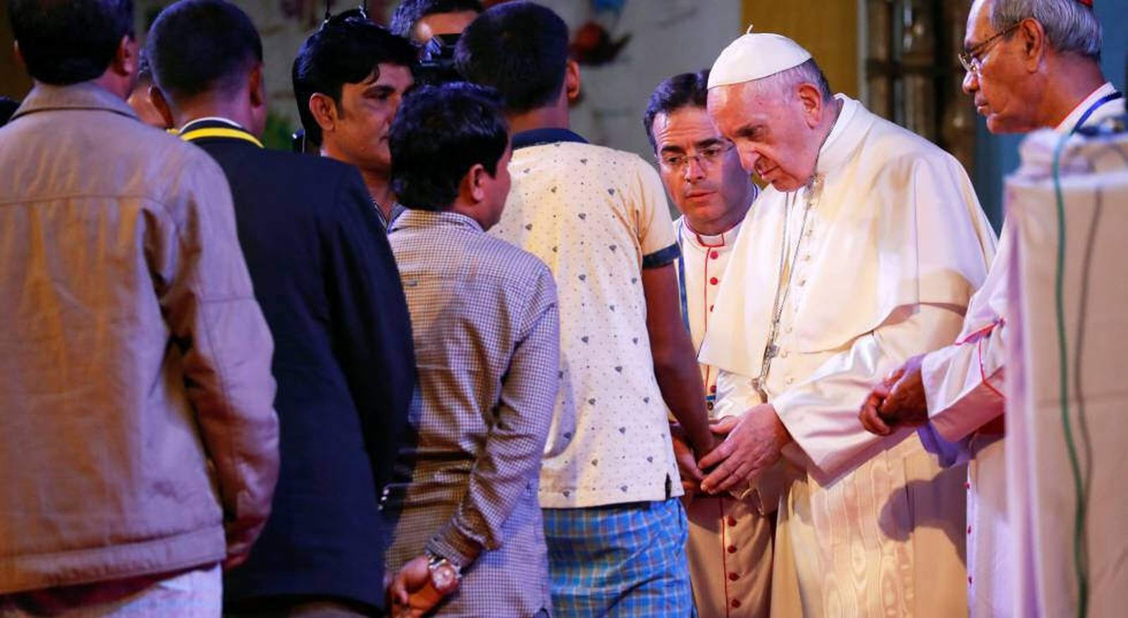 El Papa en Bangladesh con personas rohingya