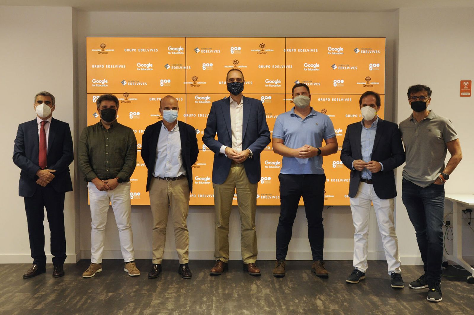 Representantes en la firma.